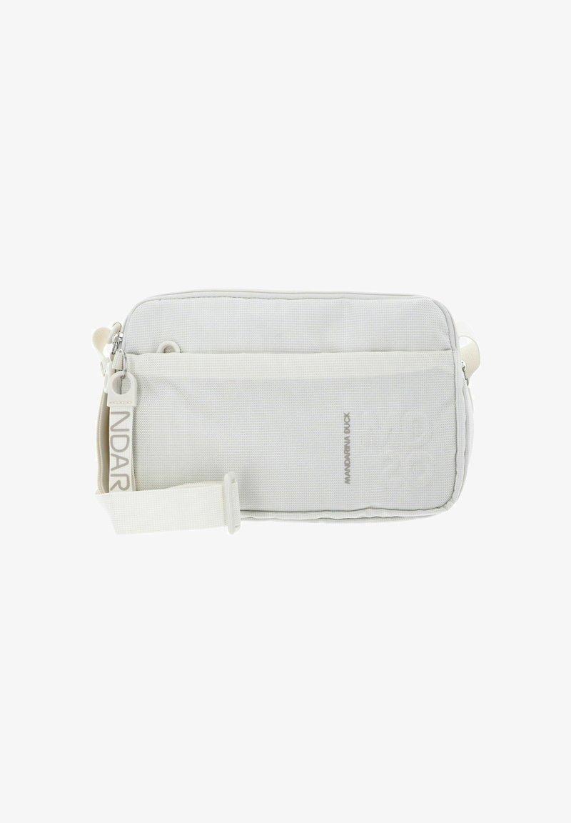 Weiße Textilschultertasche mit rechteckiger Form, verfügt über eine vordere Reißverschlusstasche, verstellbaren Riemen und ein geprägtetes Logodetail.