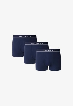 Tres pares de boxers azul marino con un logo blanco de "HACKETT" en la cinturilla elástica. Tela suave, diseño ajustado, sin patrones.