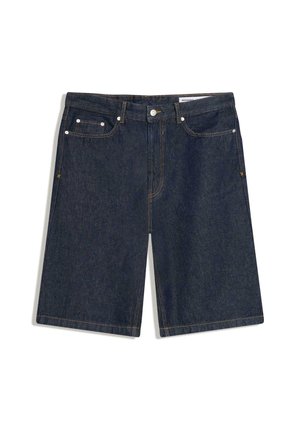 Shorts di jeans blu scuro fino al ginocchio con cinque tasche e cuciture arancioni visibili, distesi su uno sfondo bianco.