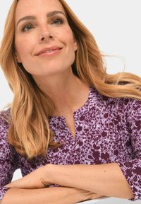 Paarse bloempatroon blouse met knoopsluiting bij de hals, van zachte stof en met een relaxte fit, die een elegante, gestructureerde uitstraling benadrukt.