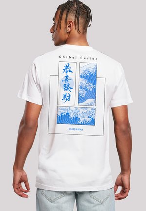 Weißes Baumwoll-T-Shirt mit blauem Wellen-Design und japanischem Text auf der Rückseite, Teil der "Shibui-Serie". Lockere Passform, kurze Ärmel.