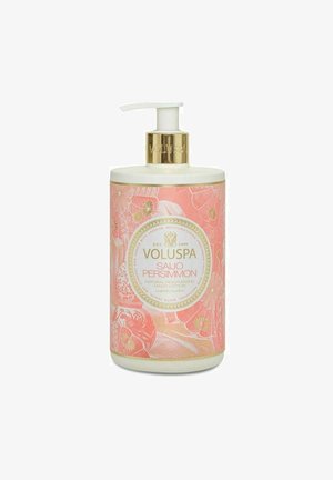 Voluspa Saijo Persimmon naturlig fugtgivende håndlotion i en blomsterpink pumpeflaske med guldaccents.