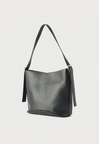 Μαύρη δερμάτινη τσάντα ώμου με ένα λουρί και ασημένιες αγκράφες, σε απλό λευκό φόντο.