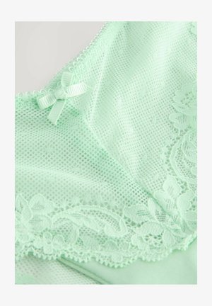Mint zelena donje rublje s mrežastim materijalom, cvjetnim čipkastim detaljima i malim mašnom na izrezu, s glatkom teksturom.