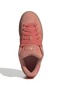 Rosa mockaskinnssko med texturerade snörningar, rund tå och gyllene logotypdetalj. Har en vadderad krage och en sula av gummirubber för bra grepp.