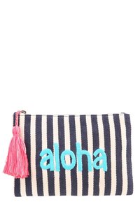 Pochette rayée en tissu tissé présentant des rayures bleu marine et crème, avec une broderie "aloha" turquoise et un tire-zip en pompon rose.
