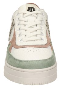 Baskets blanches avec des accents en daim vert menthe et rose, corps en cuir texturé, boîte à orteils perforée et lacets plats. Logo sur la languette.