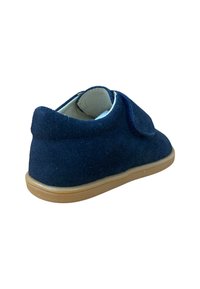 Zapato de gamuza azul marino para niño pequeño con suela de goma beige y correa lateral de gancho y bucle, mostrado desde la parte trasera y en ángulo lateral.