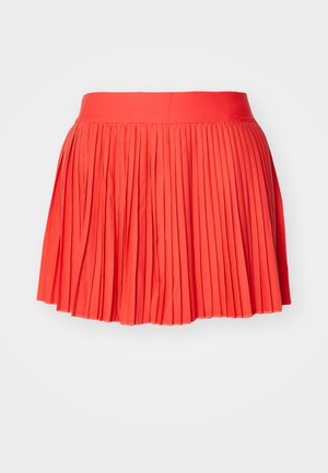 Gonna rossa plissettata con una vita ampia, realizzata in un tessuto leggero. Caratterizzata da pieghe verticali che si estendono su tutta la superficie del capo.