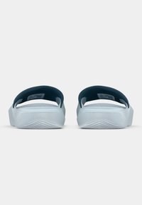 Μπλε και λευκά τζελ σανδάλια με υφασμένο πέλμα, στρογγυλεμένες ιμάντες και μινιμαλιστικό σχέδιο. Κατασκευασμένα από ελαφρύ υλικό.