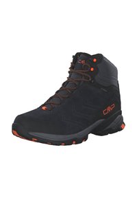 Schwarzer Wanderschuh mit grauen Akzenten, strukturierter Wildlederoberfläche, orangefarbenen Schnürsenkeln, Gummisohle und wasserdichtem Etikett, mit einem mittelhohen Design.