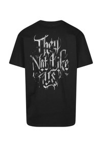 Upscale by Mister Tee NOT LIKE US - Print T-shirt - black