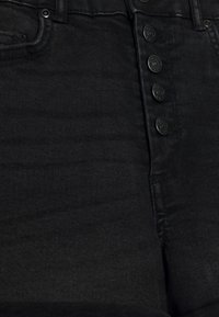 Černé džíny šortky s vysokým pasem, pěti knoflíkovým zapínáním a jemnou texturou. Obsahují klasické švy a detail kapsy.