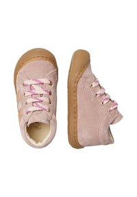 Chaussures montant à la cheville en suède rose avec des lacets blancs et roses, semelle en caoutchouc arrondie couleur beige, et surpiqûres sur les panneaux latéraux.
