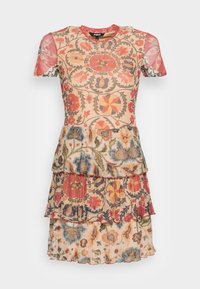 Robe à motif floral en pêche avec des manches courtes, des volants superposés et des accents variés de bleu, rouge et vert. Matériau texturé et léger.