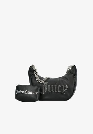 Zwarte leren handtas met een zilveren kettingband, voorzien van een logo-detail met rhinestones. Inclusief een kleinere bijpassende pouch met de tekst "Juicy Couture."