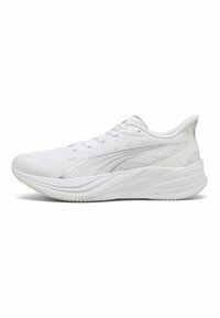 Chaussures de sport blanches avec une tige en mesh respirant, un détail texturé et une semelle intermédiaire rembourrée. Présentent un design élégant et un logo de marque bien visible.