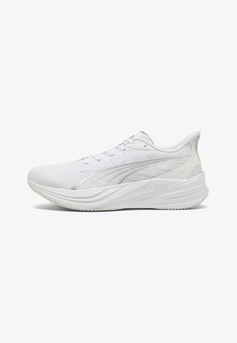 Chaussures de sport blanches avec une tige en mesh respirant, un détail texturé et une semelle intermédiaire rembourrée. Présentent un design élégant et un logo de marque bien visible.