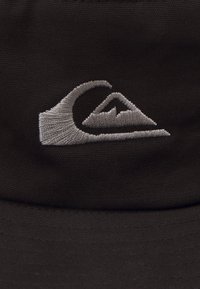 Schwarze Stoffmütze mit einem gestickten silbernen Logo von einer Welle und Bergen, die eine strukturierte Form mit einer flachen Krempe aufweist.