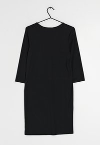 Svart klänning på en galge, med långa ärmar, rund halsringning och rak silhuett. Tillverkad av ett mjukt, elastiskt material.