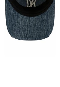 Denim-Cap mit schwarzem Schirm, auf der Vorderseite mit einem hellgrauen gestickten Logo versehen. Die Textur ist glatt und zeigt ein klassisches blaues Denim-Muster.