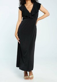 Robe maxi noire avec des manches courtes à volants, décolleté en V plongeant et une silhouette fluide. Confectionnée en tissu doux avec une texture lisse.