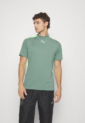 Groene sportshirt met hoge kraag, lichtgroene accenten op de schouders, met een logo op de borst; gestructureerde stof, korte mouwen.