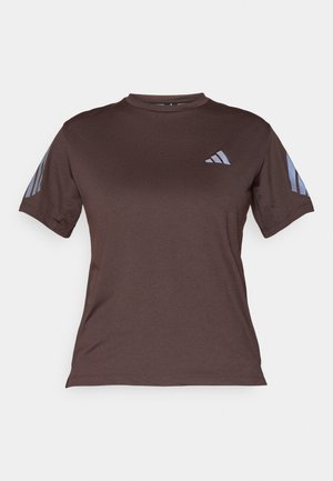 Pruun sportlik t-särk ümara kaeluse, lühikeste varrukate ja heleroheliste kolmekordsete joontega õlgadel. Valmistatud pehmest ja painduvast materjalist.