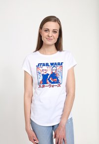 Camiseta de algodón blanca con un colorido gráfico de "Star Wars" que presenta dos personajes, acentos en azul y rojo, y una textura suave.