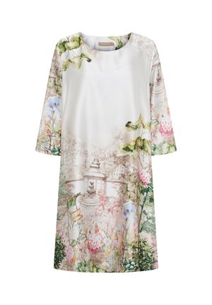 Hvid kjole med trekvartærmer med et detaljeret havescene med blomster, en fontæne og en pink cykel nederst.