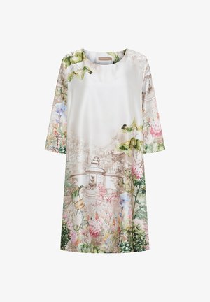 Hvid kjole med trekvartærmer med et detaljeret havescene med blomster, en fontæne og en pink cykel nederst.