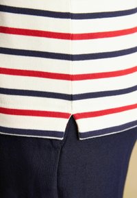 Unselected, navy /red