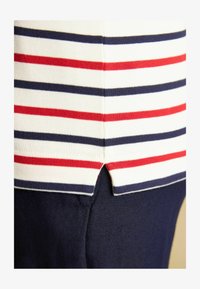 Unselected, navy /red