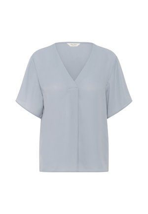 Blusa azul claro en una tela suave, con escote en V y mangas cortas. El diseño es holgado con un sutil detalle de costura en el centro.