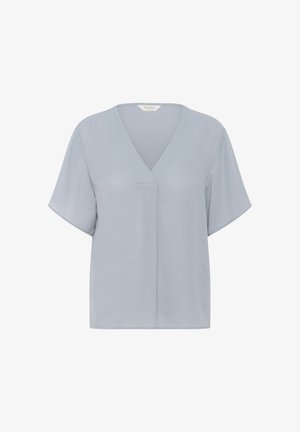 Lichtblauwe blouse van een zachte stof, met een V-halslijn en korte mouwen. Het ontwerp is losvallend en heeft een subtiele stikseldetails in het midden.