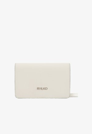 Biały skórzany portfel o gładkiej fakturze, z metalowym logo na przodzie, zaprojektowany z czystymi liniami i kompaktowym kształtem.