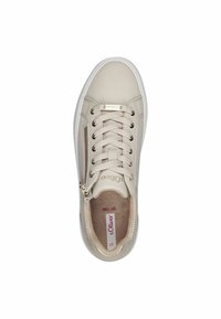 Beige Sneaker mit einer glatten synthetischen Oberfläche, ausgestattet mit einer weißen Gummisohle, Schnürung vorne und einem seitlichen Reißverschluss für einfaches An- und Ausziehen. Weiches Innenfutter.
