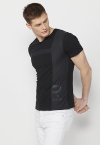 Koroshi SHORT SLEEVE - Apdrukāts T-krekls - black