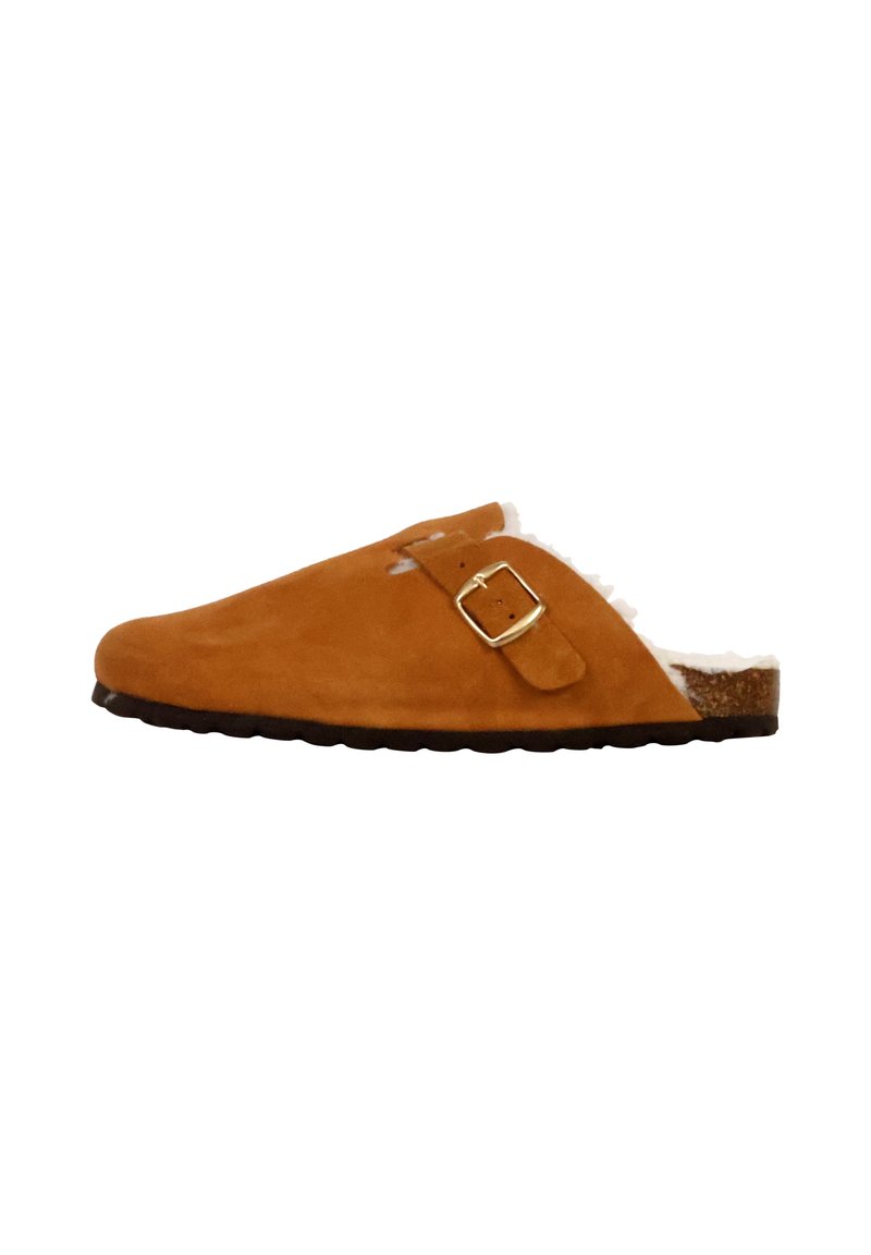 Brune ruskinds slip-on tøfler med en spænde, prydet med et fluffy inderside og en struktureret sort sål. Rundet form og uden hæl.