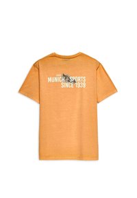 Camiseta de manga corta y cuello redondo en color naranja con acabado texturizado. La parte trasera presenta un texto impreso en blanco: "MUNICH SPORTS SINCE 1939" y un gráfico de zapatilla.