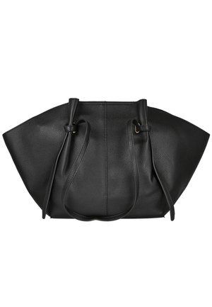 Bolso tote de cuero negro texturizado con lados anchos, doble asa para el hombro y herrajes minimalistas en tono dorado, mostrado sobre un fondo blanco.