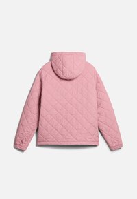 Prošívaná růžová bunda s kapucí. Má hladký povrch, elastické manžety a rovný střih, vhodná pro volnočasové nošení.