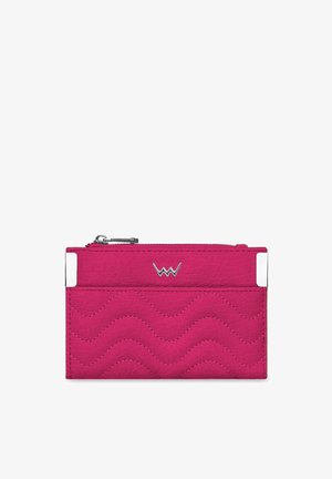 Rosa Lederbrieftasche mit einer strukturierten Wellenmuster, silbernen Beschlägen und einem Reißverschluss. Mit weißen Akzenten an den Seiten.