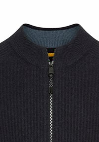 Reißverschluss-Pullover mit hohem Kragen aus dunkelblauem Rippstrick. Verfügt über einen kontrastierenden hellblauen Innenkragen und schwarze Reißverschlussbeschläge.