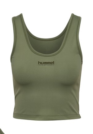 Olivgroen sport crop top gemaakt van rekbaar materiaal, met een ronde halslijn en een logo in een donkerdere tint aan de voorkant.