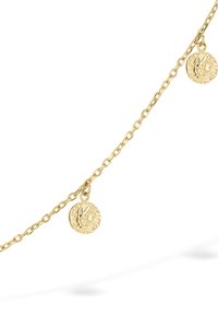 Guldarmbånd med to runde charms med intrikate præget design. Glat tekstur med en poleret finish.