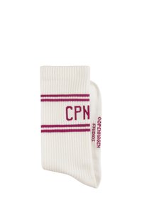 Calcetines blancos con relieve y dos franjas burdeos. Presentan "CPN" y "Copenhagen Studios" impresos en burdeos. Material textil suave.