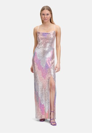 Paillettenjurk met een getailleerd silhouet, in roze, zilveren en paarse tinten, met een zijs split en dunne bandjes. Glad, reflecterend oppervlak.