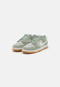 Nike Sportswear DUNK LOW RETRO SE - Sportcipő - jade horizon/summit white/light silver/light brown