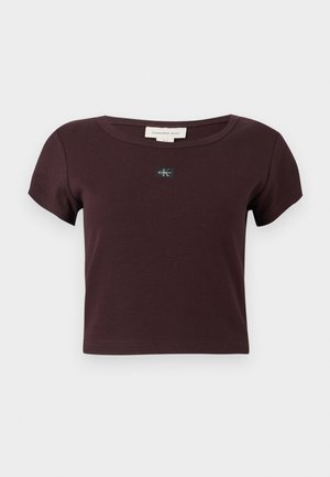 Krátké rukávy, vínově červené krátké tričko z žebrované látky. Na hrudi černé logo Calvin Klein Jeans. Kulatý výstřih.